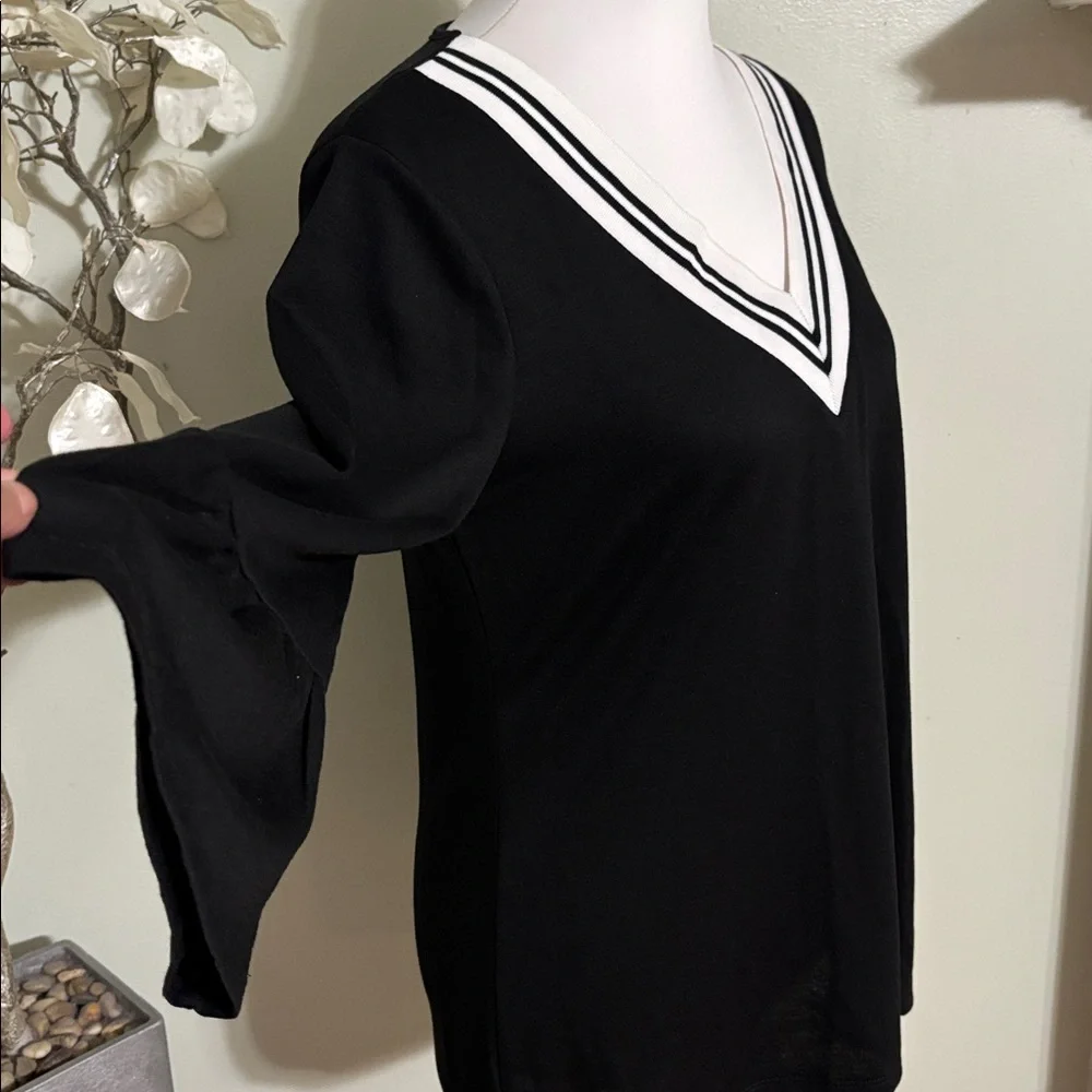 Como Blu Chic V Neck Black and White Blouse Women's
